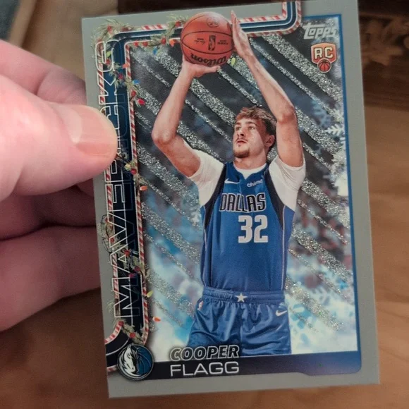 2025-26 Topps Holiday Cooper Flagg Rookie Card Silver Glitter Variation Mavs 🔥 - Picture 4 of 4